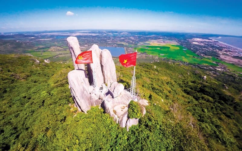 Thiên nhiên tuyệt đẹp tại núi Minh Đạm