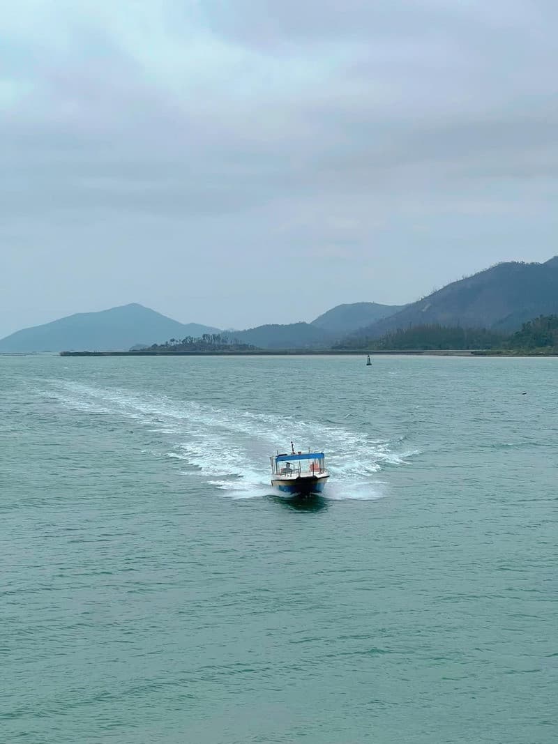 Di chuyển bằng tàu ra đảo Quan Lạn