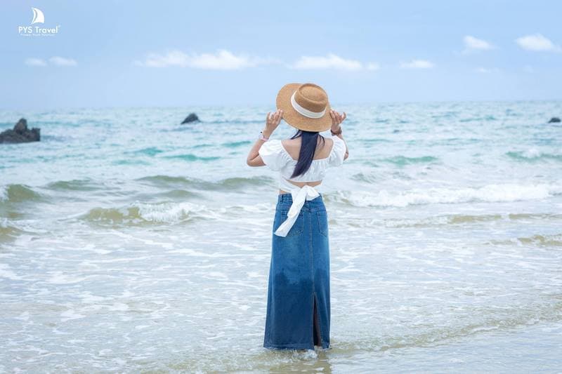 Bãi biển Quan Lạn gần bãi đá Tình Yêu