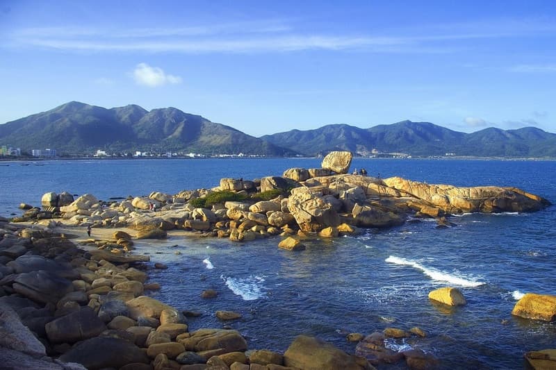 Cảnh đá Hòn Chồng – Hòn Vợ tại Nha Trang Khánh Hòa
