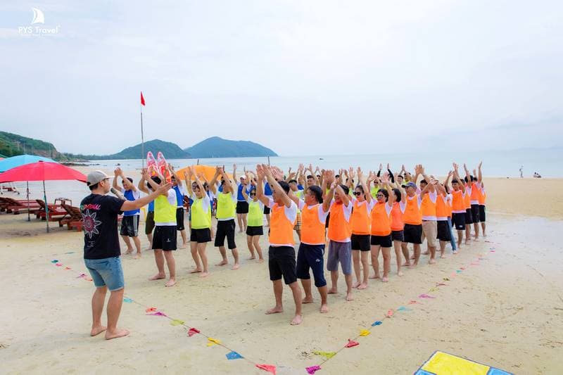 Chơi team building trên bãi Robinson Quan Lạn