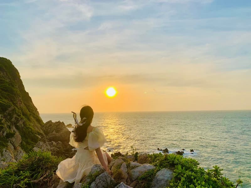 Ngắm hoàng hôn trên đảo Quan Lạn