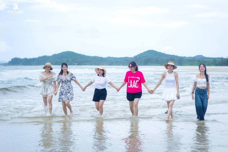 Đi dạo trên biển Quan Lạn