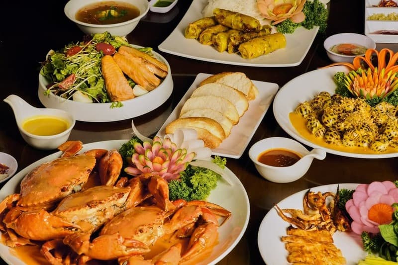 Bữa trưa và bữa tối quan lạn
