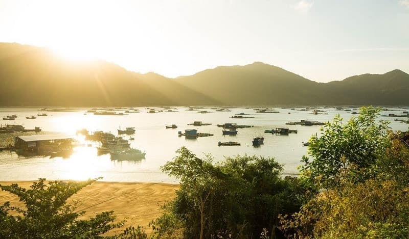 Nẵng vàng trên vịnh Vũng Rô Phú Yên
