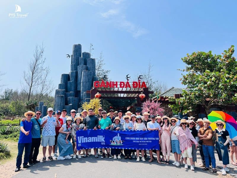 Du khách check in tại Gành Đá Đĩa