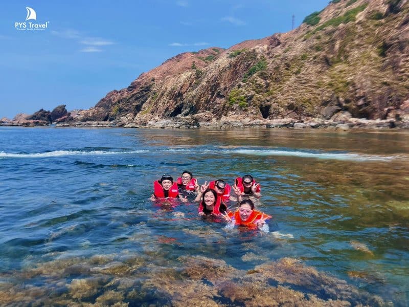 Lặn ngắm san hô trên biển Tuy Hòa