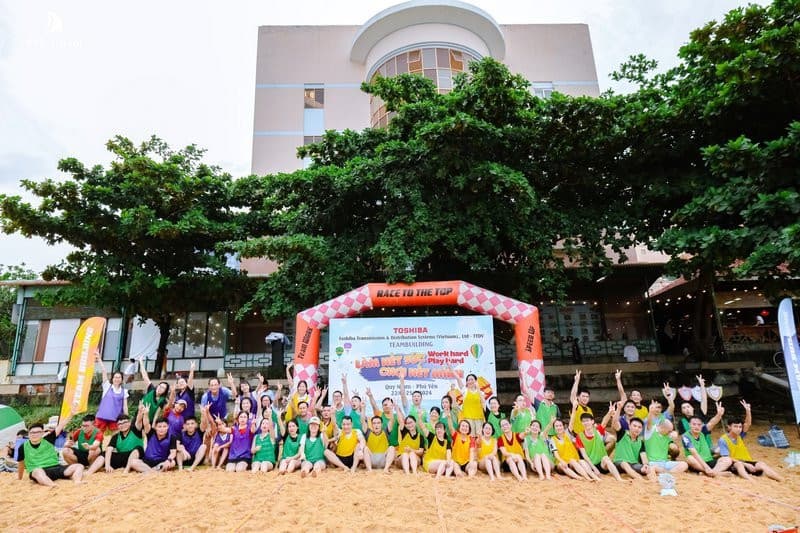 Chơi team building trên bãi biển Tuy Hòa