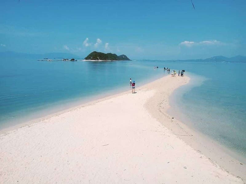 con đường cát giữa biển