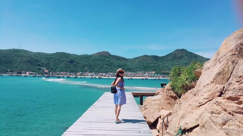 check-in cầu gỗ
