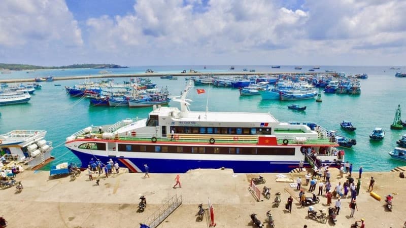 Bến cảng để di chuyển ra đảo Phú Quý