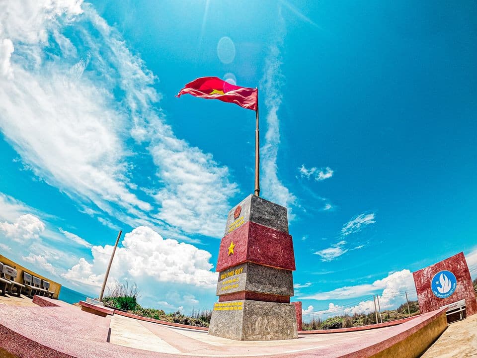 Cột cờ Phú Quý