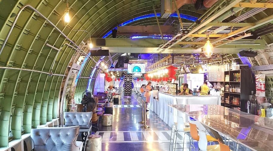 thưởng thức cafe tại Boeing 747 Cafe Bangkok