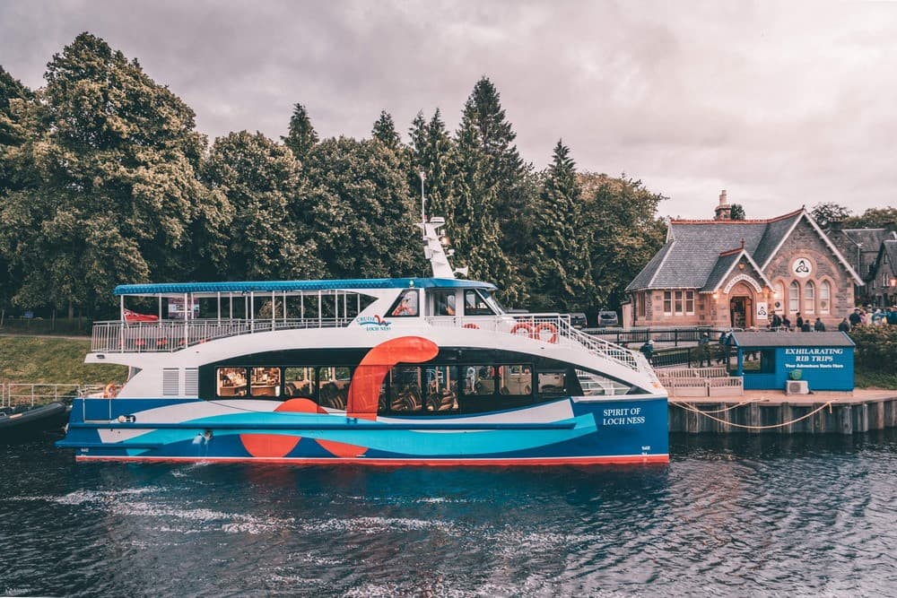 Trải nghiệm du thuyền trên Hồ Loch Ness