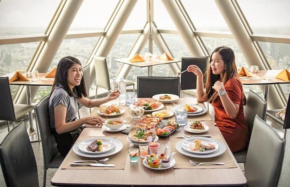 Đoàn dùng cơm trưa tại Nhà Hàng Xoay 86 Tầng