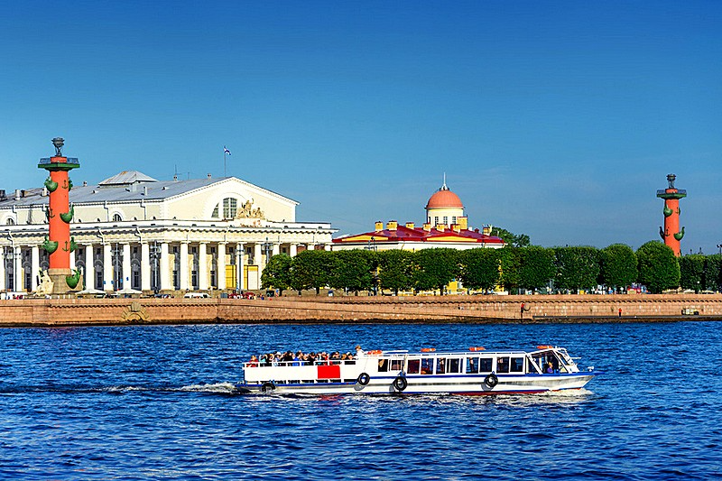 du thuyền trên sông neva