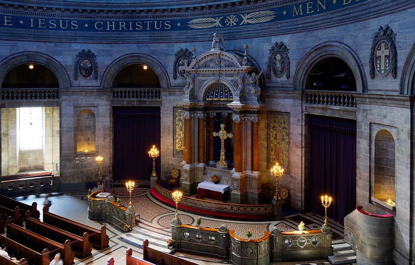 tham quan bên trong nhà thờ Frederik Church