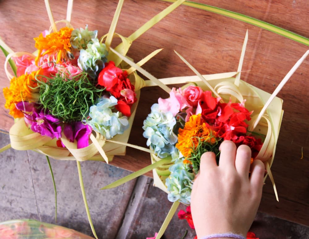 Tự tay làm những chiếc Canang Sari 