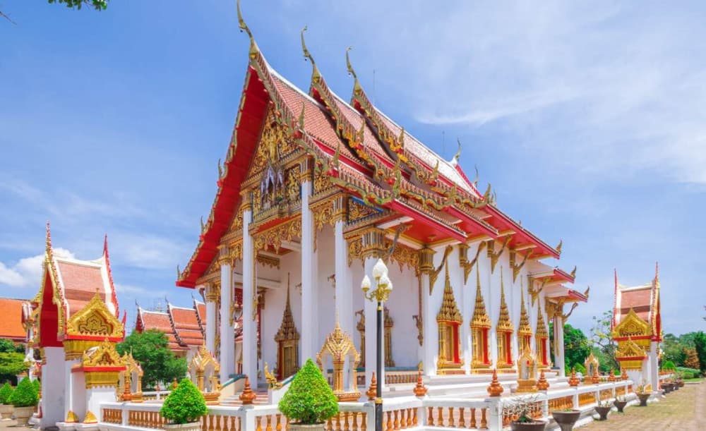 tham quan Đền Chalong