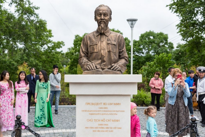 quảng trường hồ chí minh tại nga