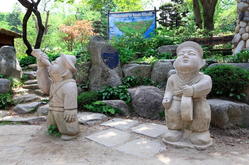 Chiêm ngưỡng bức tượng tại đảo Nami