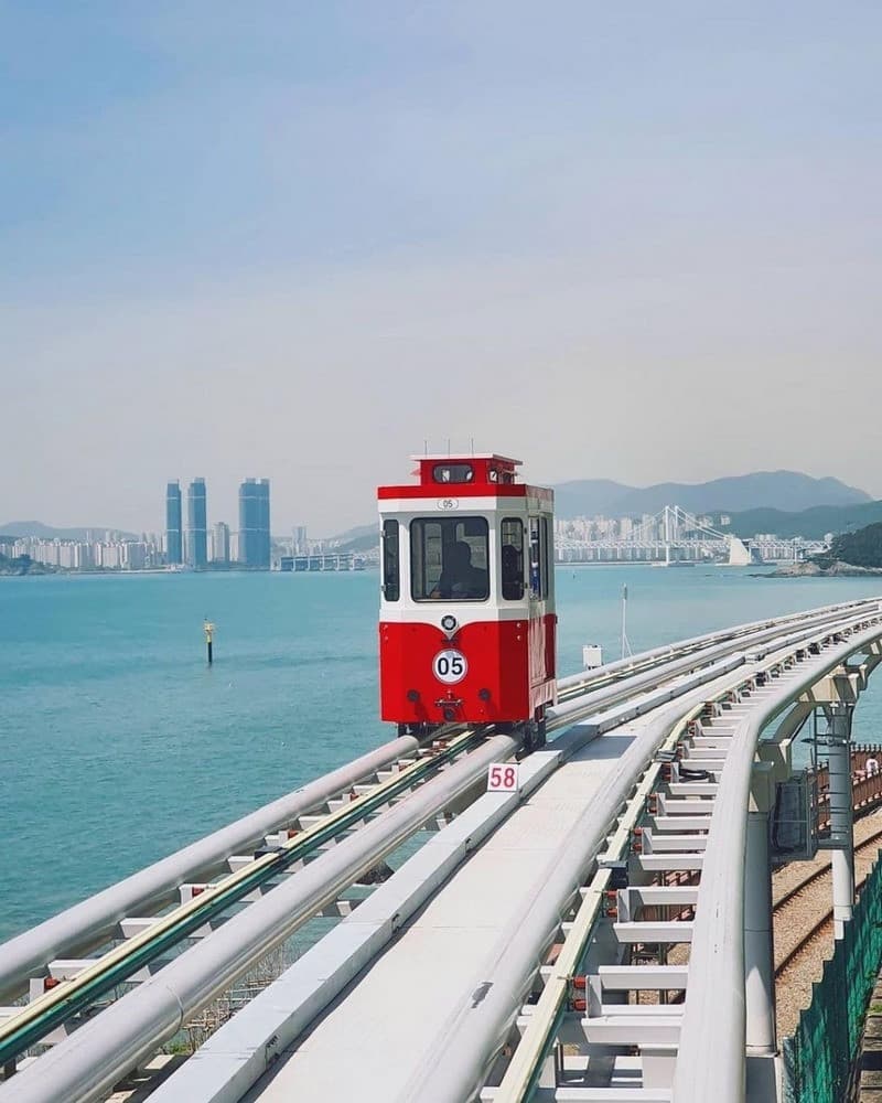 Đi tàu điện ven biển Haeundae Busan