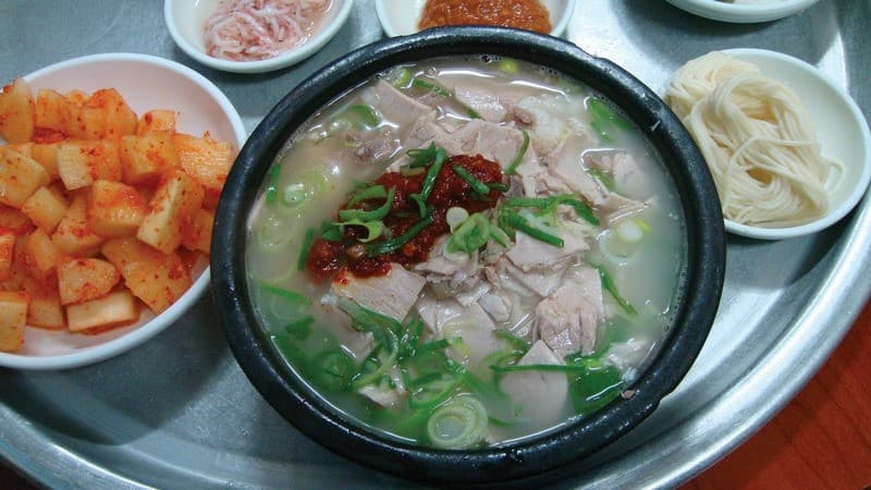 Thưởng thức canh thịt heo Busan