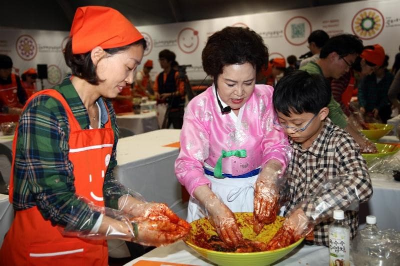tham gia khóa học làm Kim Chi và mặc quần áo Hanbok truyền thống