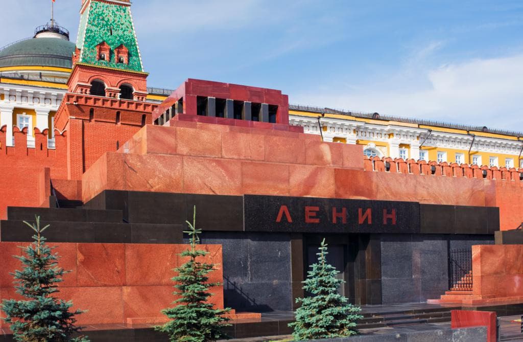 THAM QUAN BÊN NGOÀI LĂNG LENIN