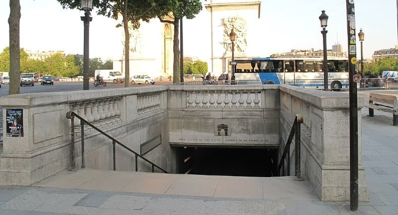 Đường hầm đi bộ Khải Hoàn Môn