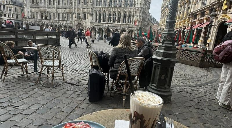 Ngắm trọn vẻ đẹp của Quảng trường Grand Place khi ngồi những quán cà phê gần đó