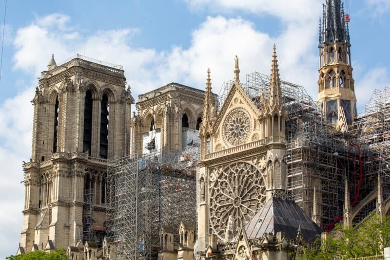 Nhà thờ Notre-Dame cổ kính và trang trọng