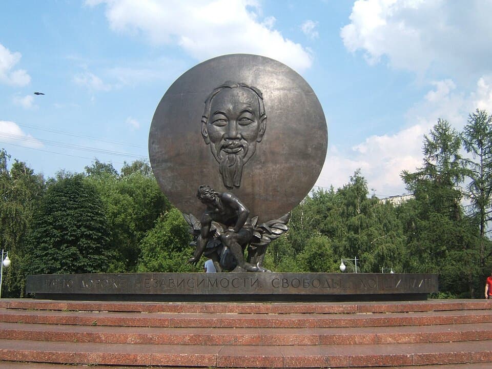 Tượng đài Bác Hồ ở moscow