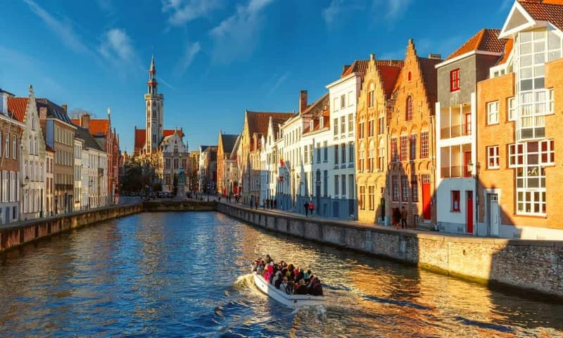 Ngồi thuyền trên kênh đào Bruges Bỉ