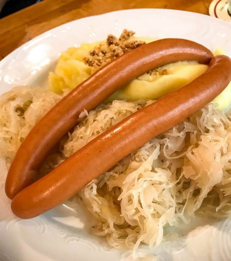 thưởng thức xúc xích khi du lịch Frankfurt Đức