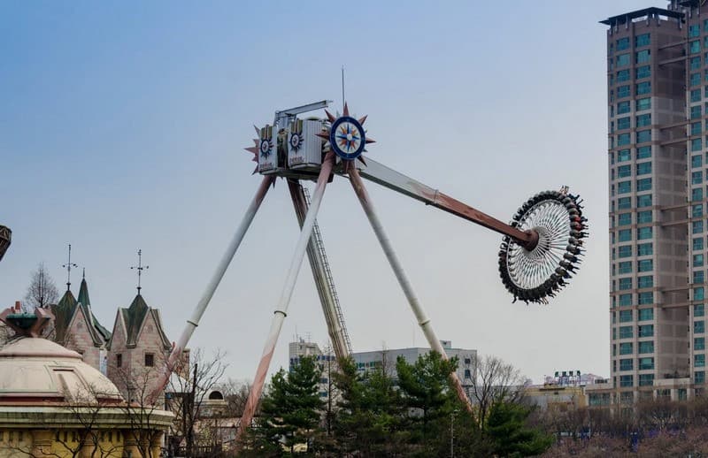 gyro swing ở lotte world hàn quốc