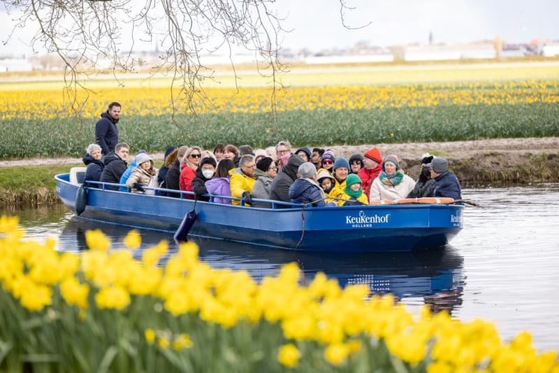 Trải nghiệm đi “thuyền thì thầm” quanh vườn hoa Keukenhof