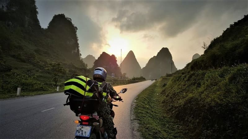 Phượt bằng xe máy để ngắm nhìn toàn cảnh vẻ đẹp đất nước