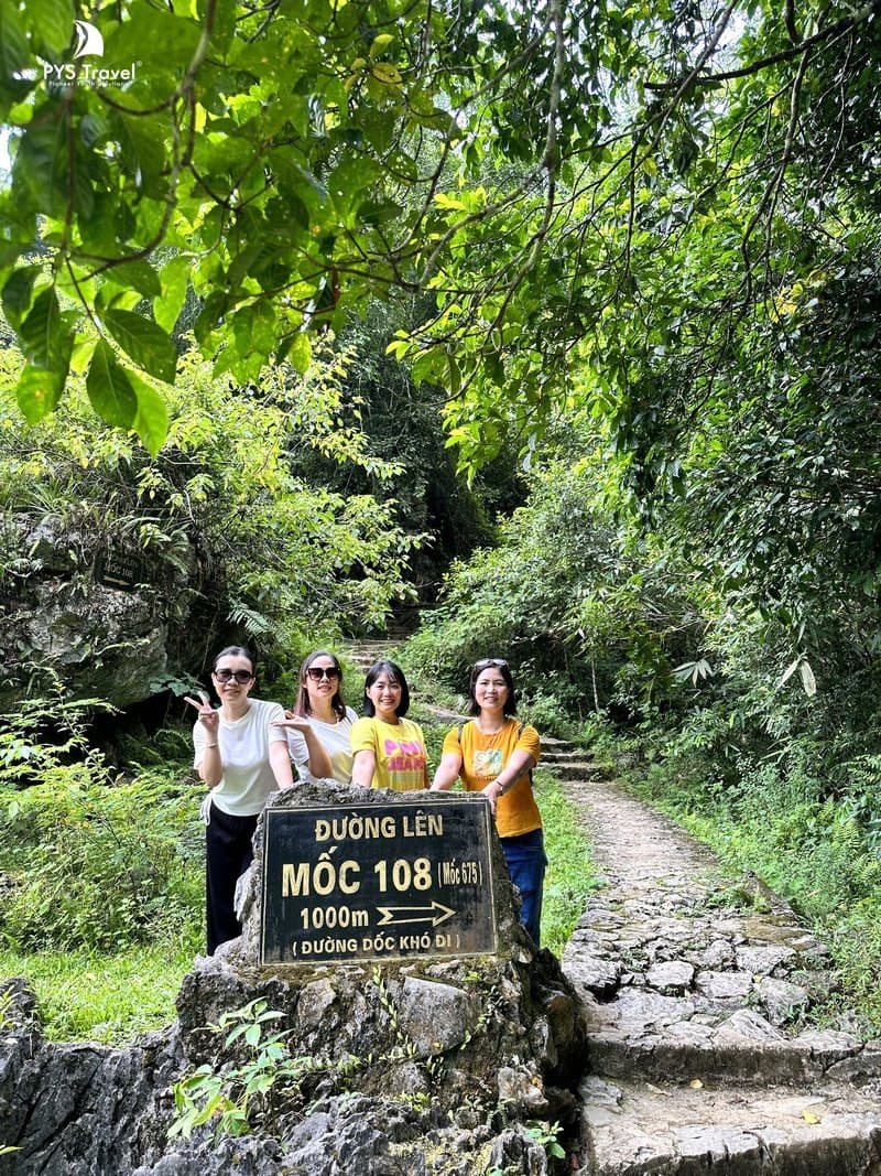 Đường đi lên cột mốc 108 Cao Bằng