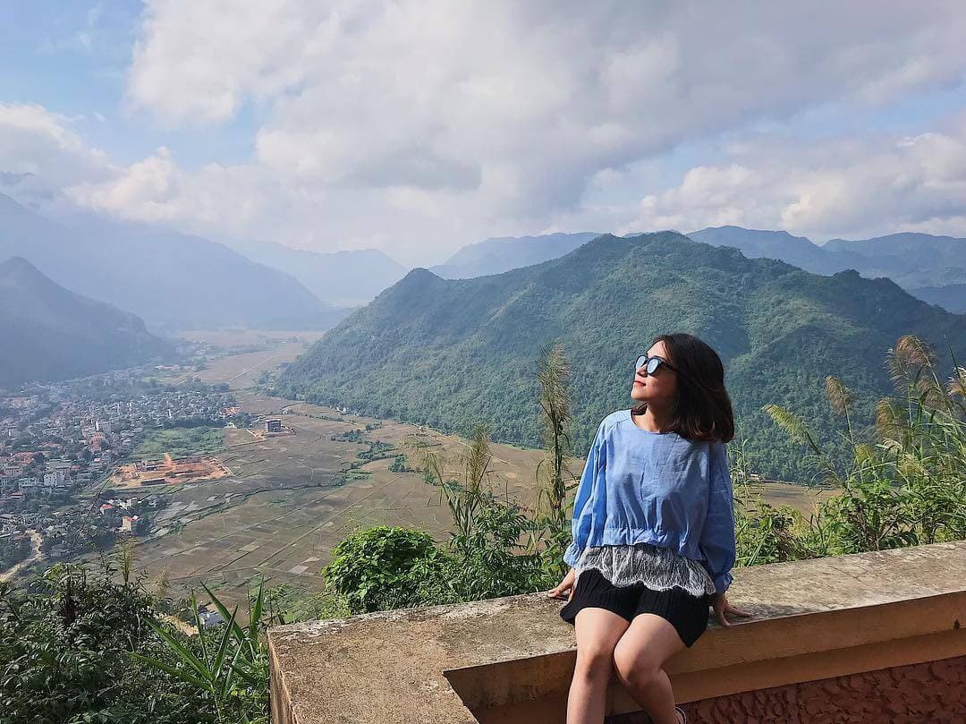 chụp ảnh tại cột cờ mai châu