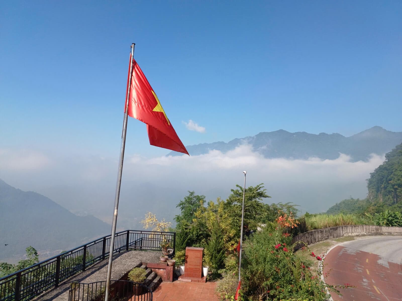 tham quan cột cờ mai châu