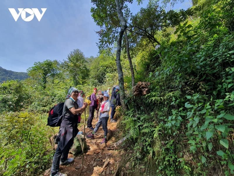 Hoạt động trekking núi Tà Chì Nhù