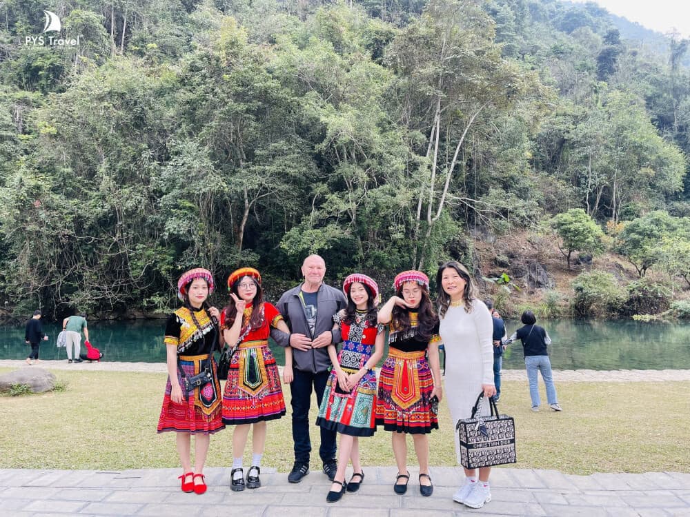 Tham quan khu di tích Pác Pó