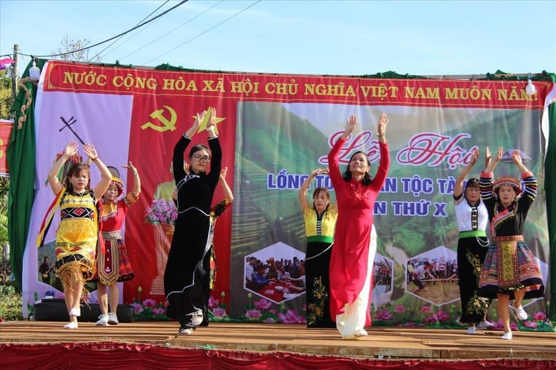 Tham gia lễ hội Cao Bằng Lồng Tồng
