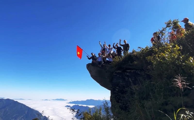 Chinh phục mỏm đá đầu rùa