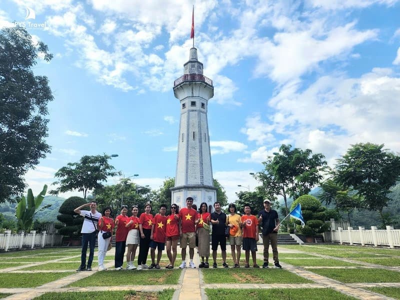 Du khách check in tại Lũng Pô