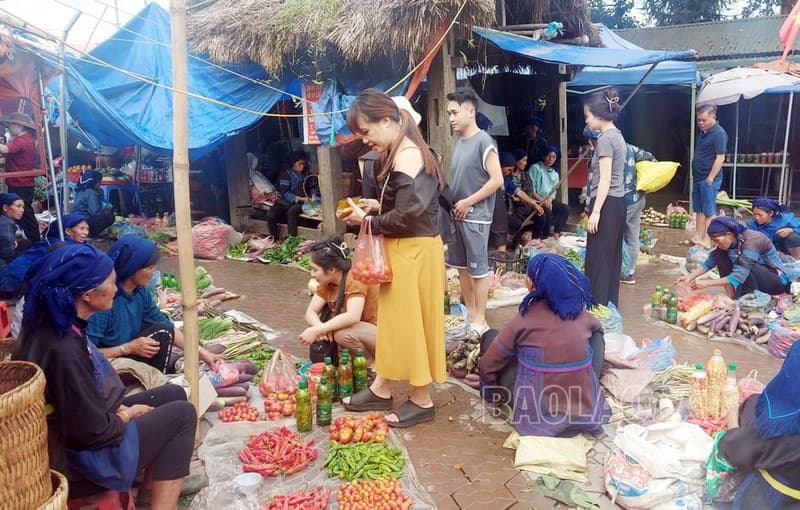 Giao lưu văn hóa với đồng bào vùng cao