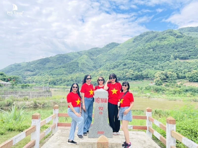 cột mốc 92 Y Tý