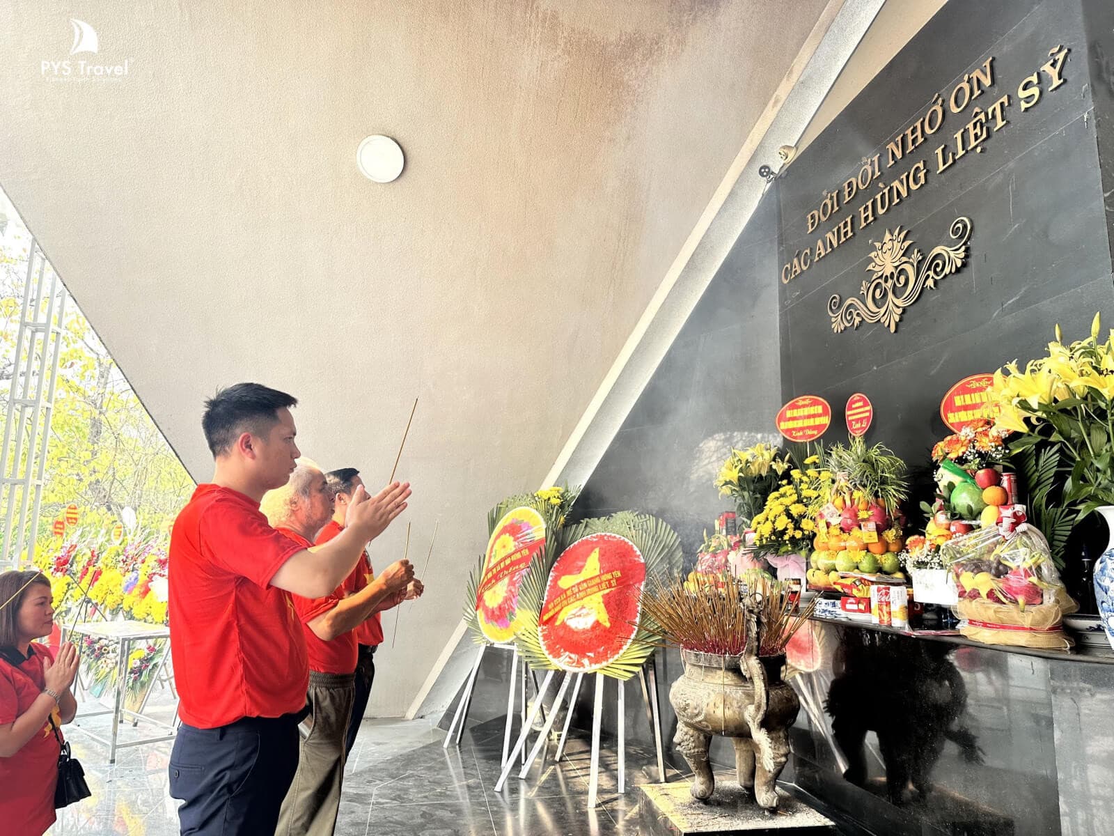 Viếng Nghĩa trang liệt sỹ A1