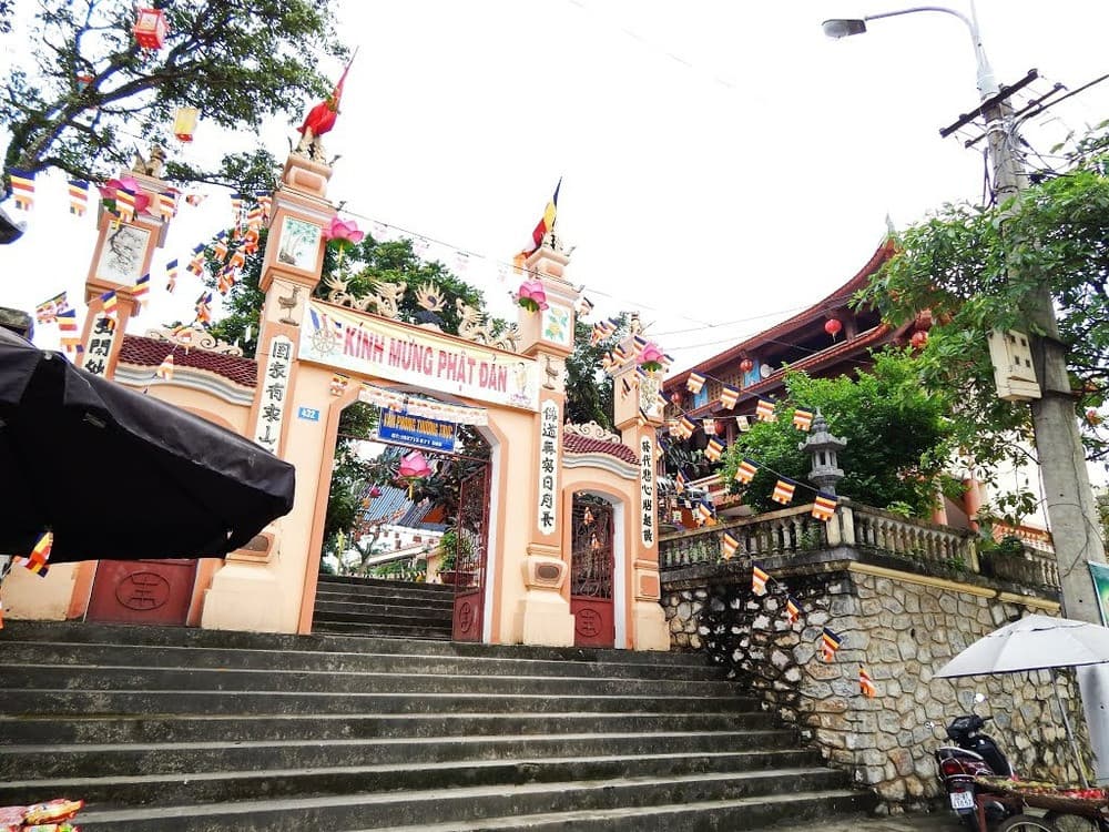 Đền Quang Vinh trong những ngày lễ lớn được trang trí cực hoành tráng